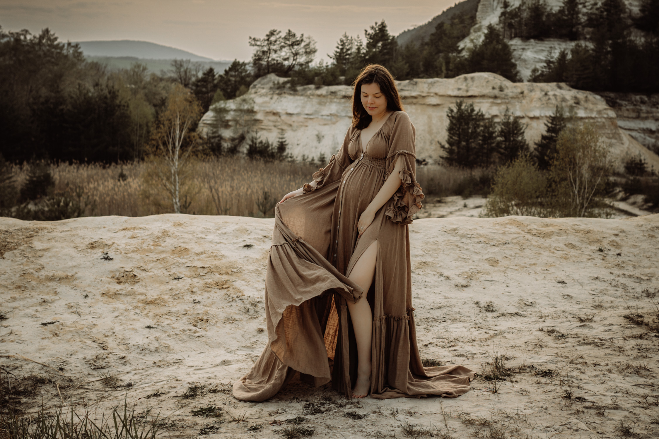 schwangere Frau, die ihr Kleid schwingt